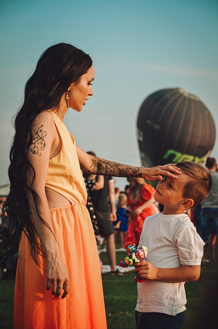 足球》中国足球闹剧：空姐穿制服中场热舞，传多人被处罚.